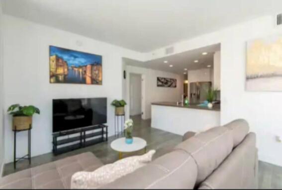 Beautiful 3 Bedroom High Rise With Pool, Hot Tub And Rooftop Views Apartment Los Angeles