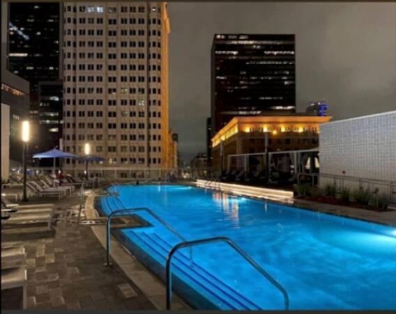 Beautiful 3 Bedroom High Rise With Pool, Hot Tub And Rooftop Views Apartment *