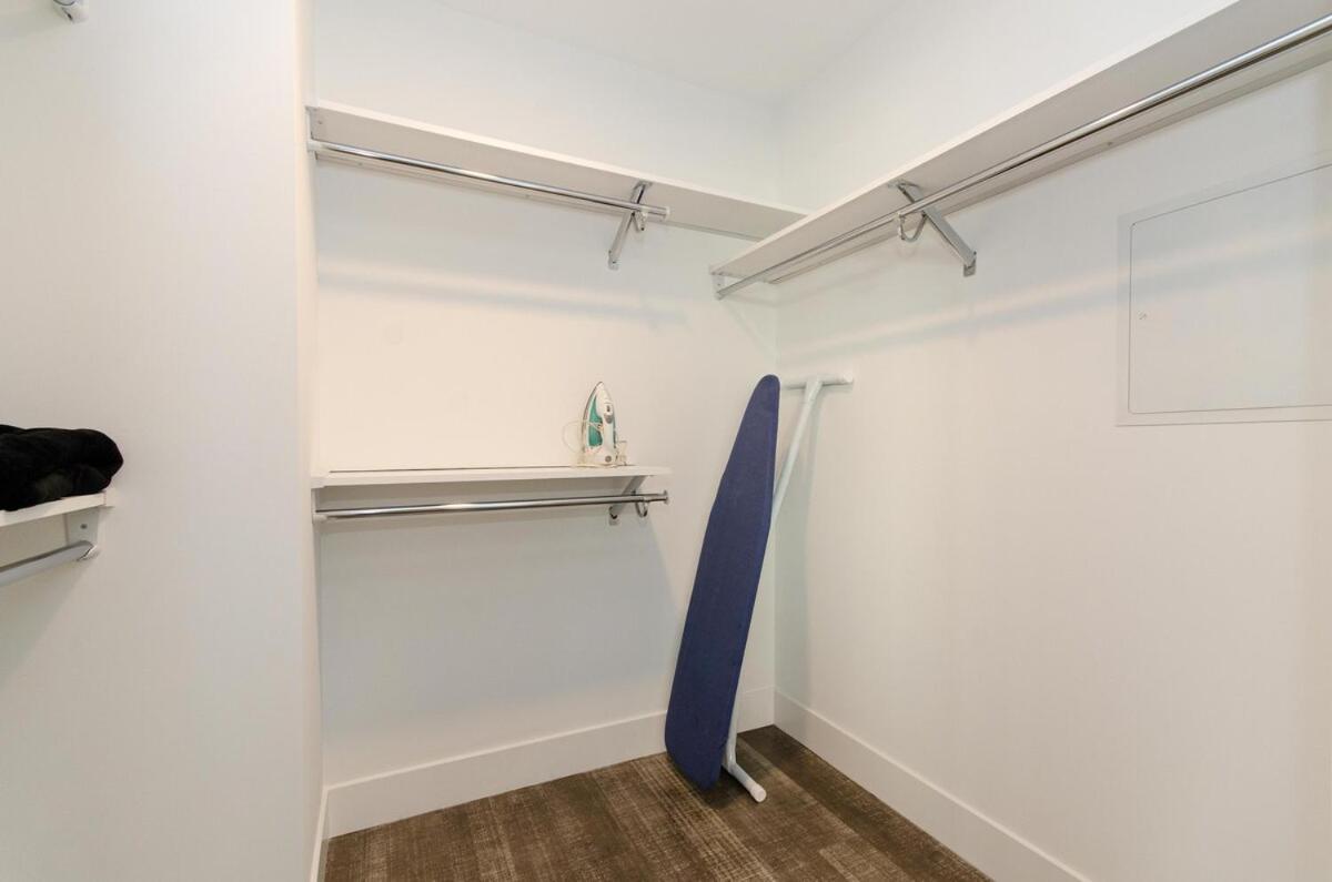 Apartment Beautiful 3 Bedroom High Rise With Pool, Hot Tub And Rooftop Views Los Angeles