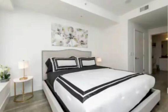 Beautiful 3 Bedroom High Rise With Pool, Hot Tub And Rooftop Views Apartment Los Angeles