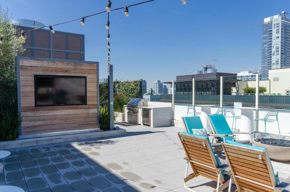 Beautiful 3 Bedroom High Rise With Pool, Hot Tub And Rooftop Views *