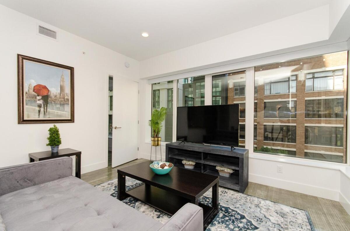 Apartment Beautiful 3 Bedroom High Rise With Pool, Hot Tub And Rooftop Views *