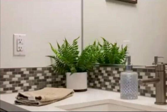 Beautiful 3 Bedroom High Rise With Pool, Hot Tub And Rooftop Views Apartment *