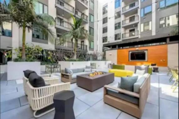Apartment Beautiful 3 Bedroom High Rise With Pool, Hot Tub And Rooftop Views