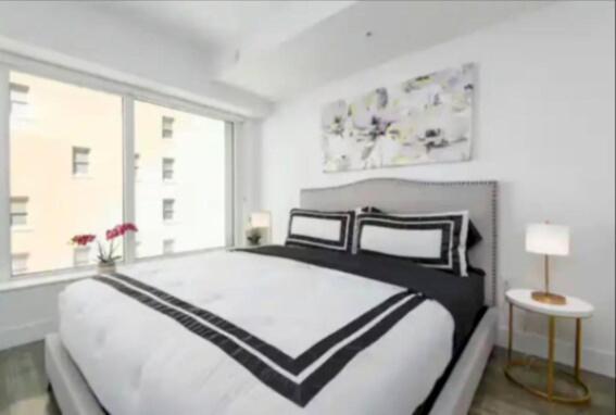 Beautiful 3 Bedroom High Rise With Pool, Hot Tub And Rooftop Views Apartment *