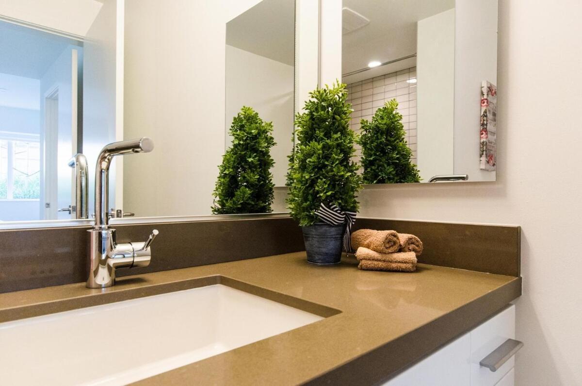 Apartment Beautiful 3 Bedroom High Rise With Pool, Hot Tub And Rooftop Views Los Angeles